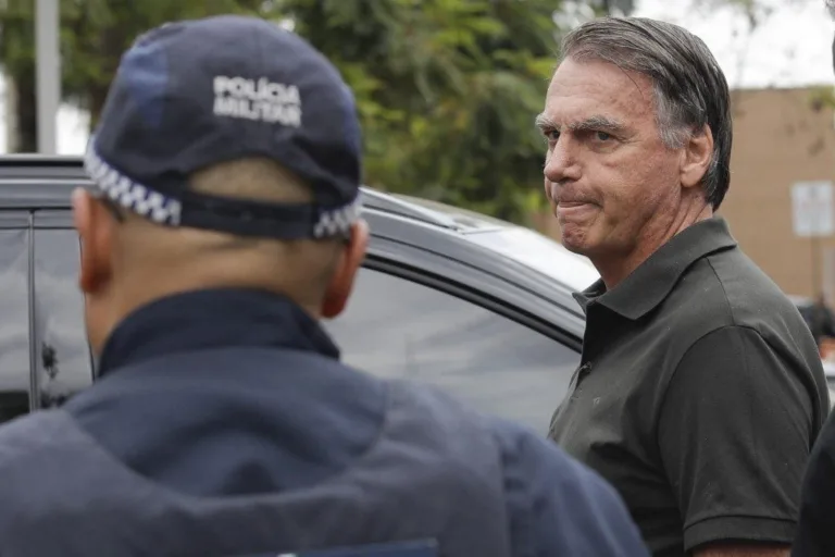 Bolsonaro ‘tem que ser colocado no sistema prisional sem privilégios’, defende jurista