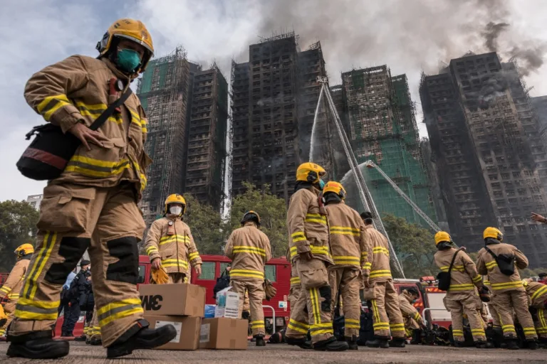 Aumenta número de mortes por incêndio em Hong Kong; responsáveis por reforma são detidos
