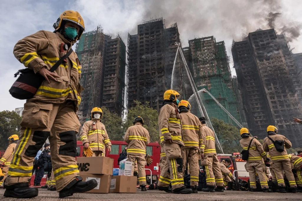 Bombeiros trabalham após um grande incêndio ter atingido vários blocos de apartamentos no conjunto residencial Wang Fuk Court, no distrito de Tai Po, em Hong Kong - 27 de novembro de 2025.