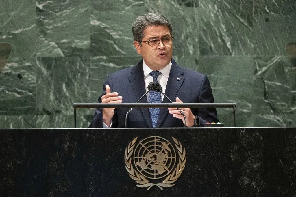 "(ARQUIVO) O presidente de Honduras, Juan Orlando Hernández Alvarado, fala na 76ª sessão da Assembleia Geral da ONU em 22 de setembro de 2021, em Nova York. O presidente dos EUA, Donald Trump, disse nesta sexta-feira que perdoará o ex-presidente hondurenho Juan Orlando Hernández, condenado por tráfico de drogas e sentenciado a 45 anos de prisão nos EUA. (Foto: EDUARDO MUNOZ / AFP)"