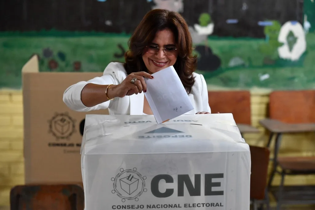 A candidata presidencial hondurenha pelo partido governista Libertad y Refundación (LIBRE), Rixi Moncada, vota em uma seção eleitoral durante as eleições gerais em Tegucigalpa, em 30 de novembro de 2025. Os hondurenhos começaram a votar para presidente no domingo, em meio a ameaças do presidente dos EUA, Donald Trump, de cortar a ajuda ao país caso seu candidato preferido perca. (Foto de Orlando SIERRA / AFP)