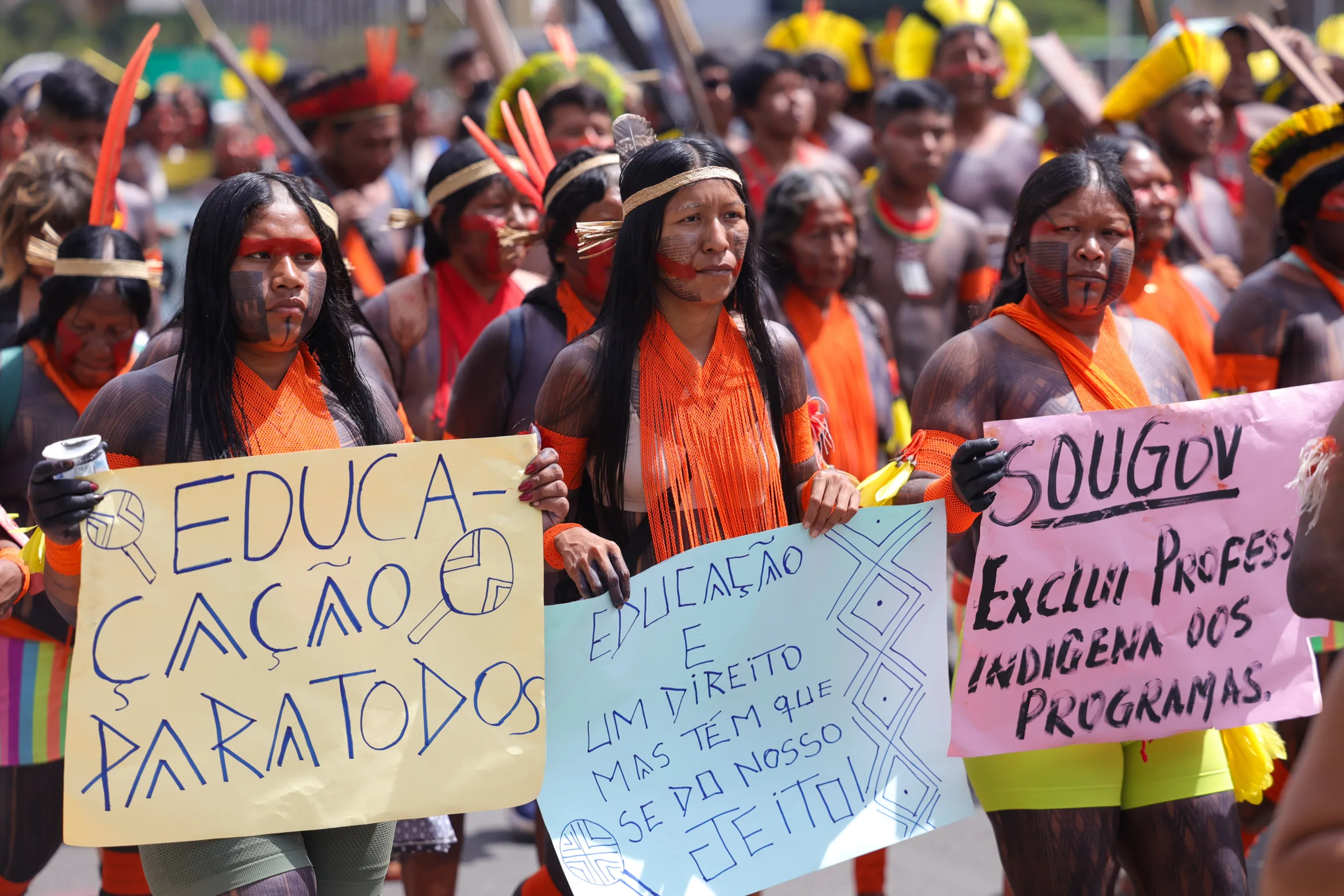 Indígenas de várias etnias participaram do Acampamento Terra Livre (ATL), no Eixo Monumental de Brasília, em abril de 2025.