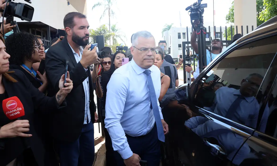 João Henrique, da equipe de defesa do ex-presidente, em frente a sede da Polícia Federal após a prisão de Jair Bolsonaro.
