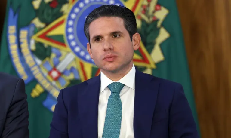 Com fuga de Ramagem, Motta proíbe deputados de votarem do exterior