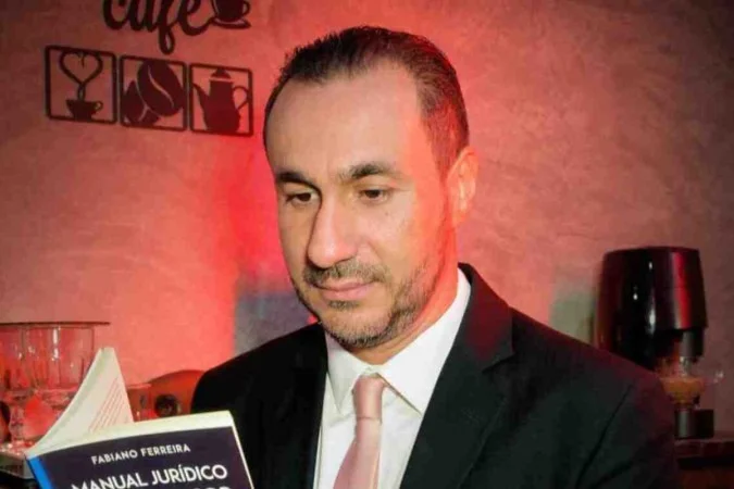Professor Fabiano Ferreira, autor do livro Combatendo o Assédio Moral – Um guia para a defesa do professor