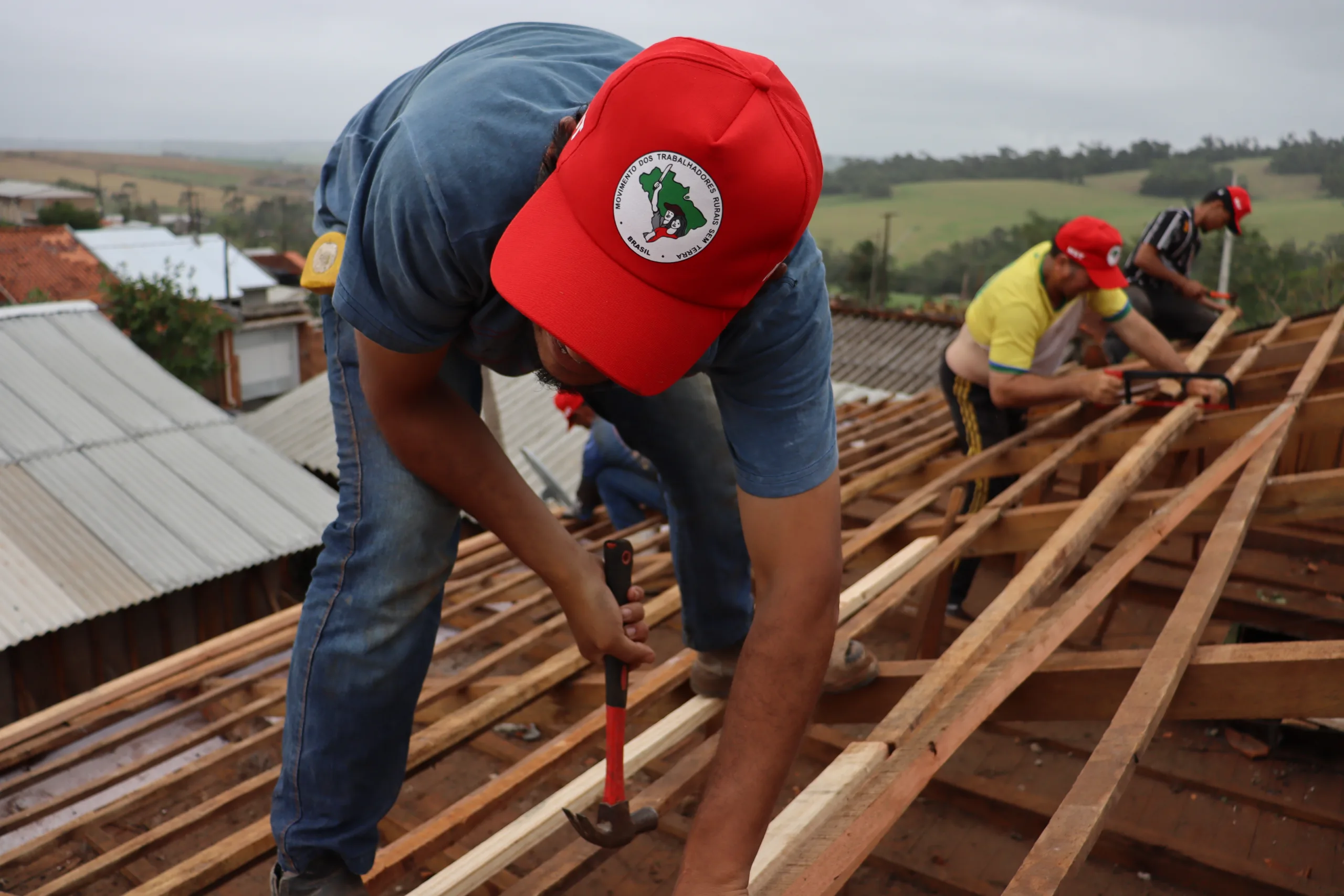 Além da distribuição de marmitas diariamente, os militantes trabalham na limpeza de ruas e na reforma e construção de casas