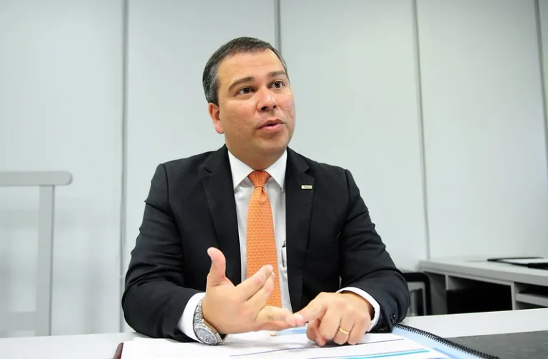 Prisão de dono do Banco Master impulsiona pedido de CPI para investigar gestão do BRB
