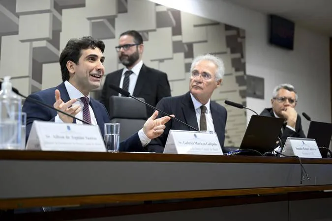 Gabriel Galípolo, presidente do Banco Central, durante audiência no Senado sobre a liquidação do Banco Master.