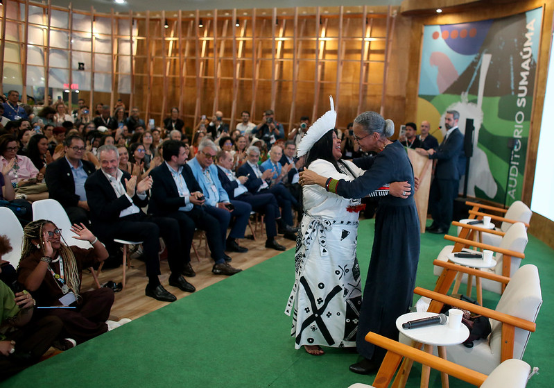 Ministras Sônia Guajajara e Marina Silva, no palco do espaço brasileiro na zona azul
