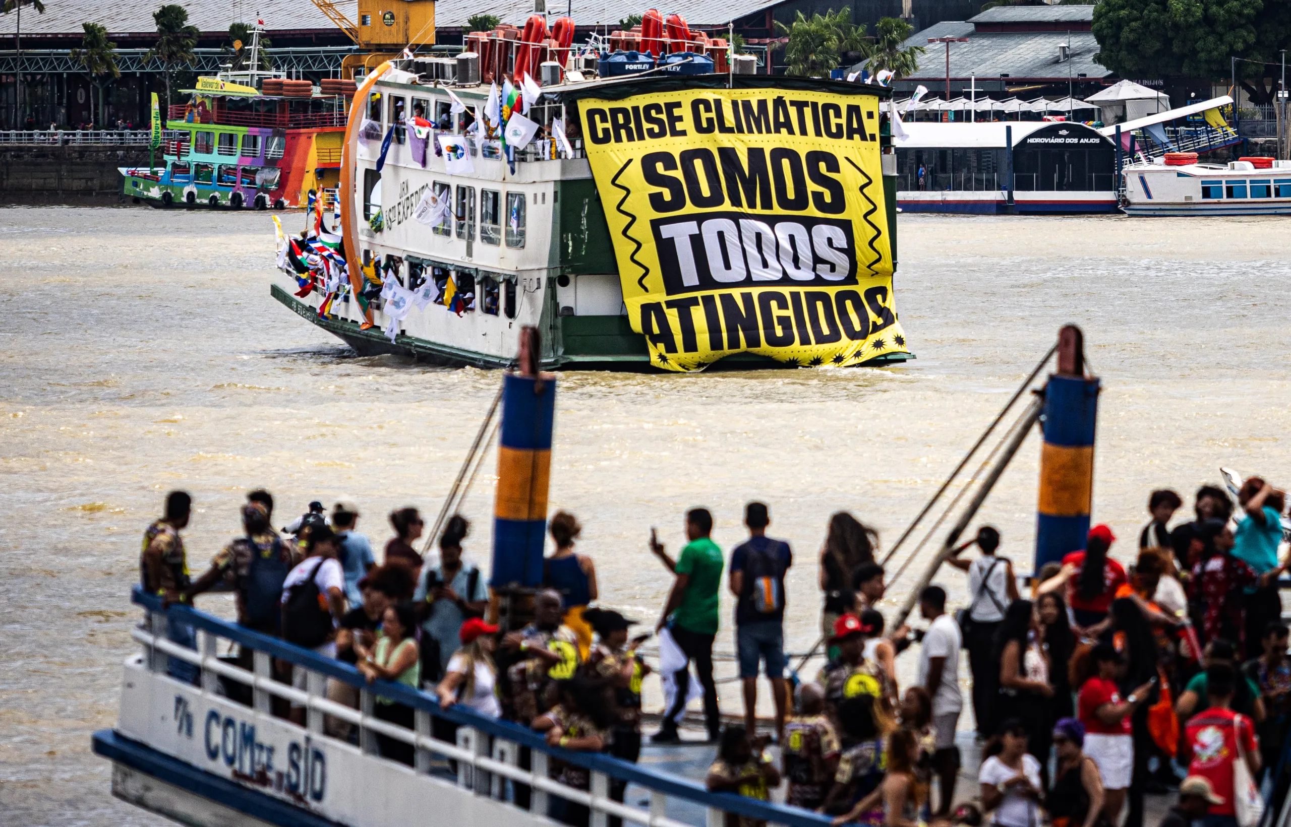 Barqueata da Cúpula dos Povos levou mais de 200 embarcações à Baía do Guajará durante COP30