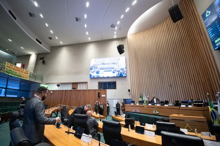 Em meio à crise no BRB, deputados da base de Ibaneis e Celina esvaziam plenário da CLDF