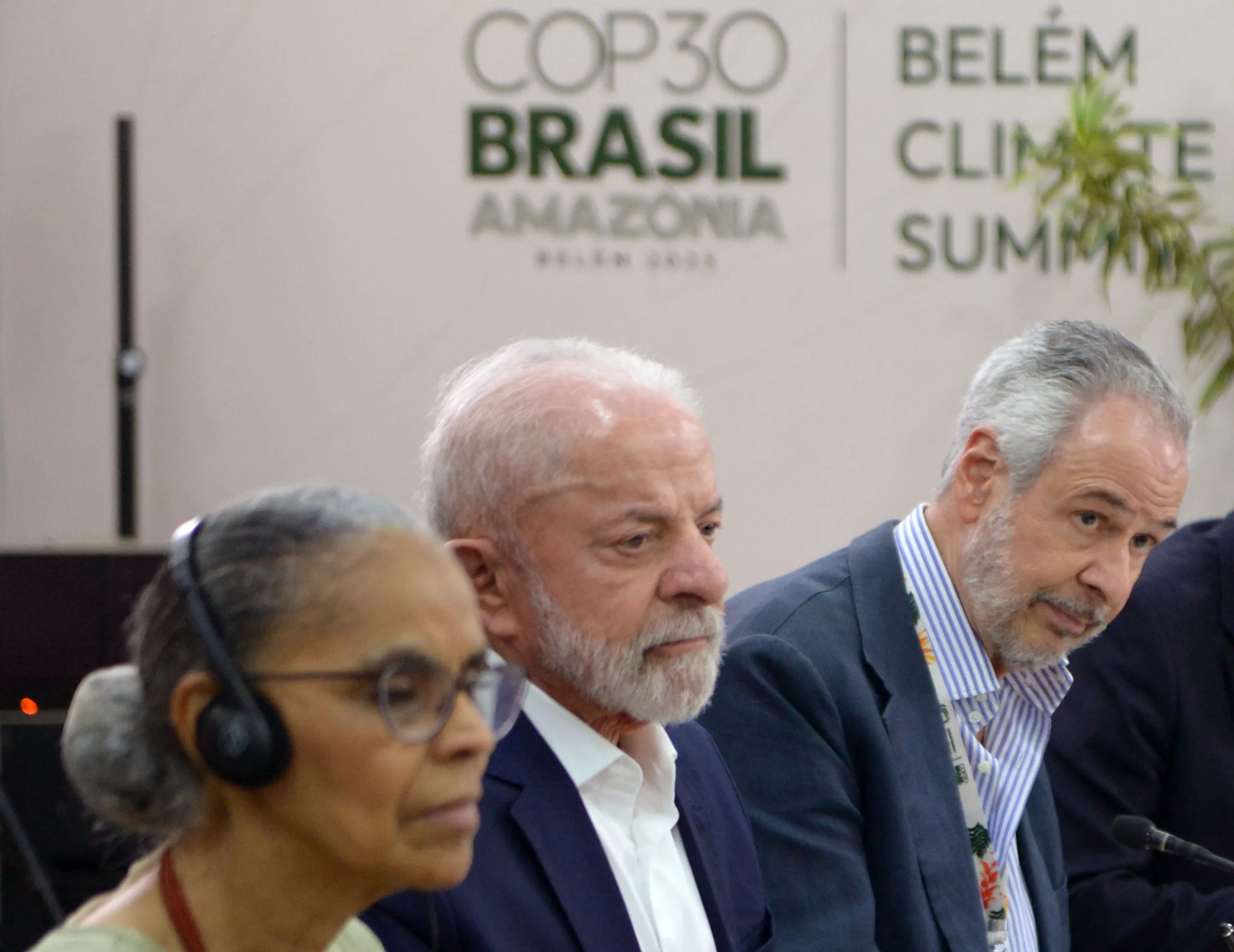 Presidente do Brasil, Luiz Inácio Lula da Silva; Marina Silva, ministra do Meio Ambiente; e presidente da COP30 André Corrêa do Lago