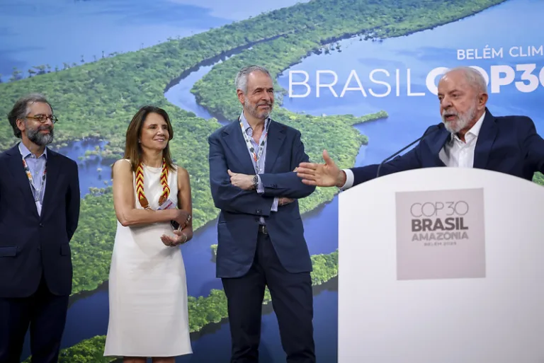 'Petroleiras, mineradoras e ricos precisam pagar a conta', diz Lula sobre transição energética 