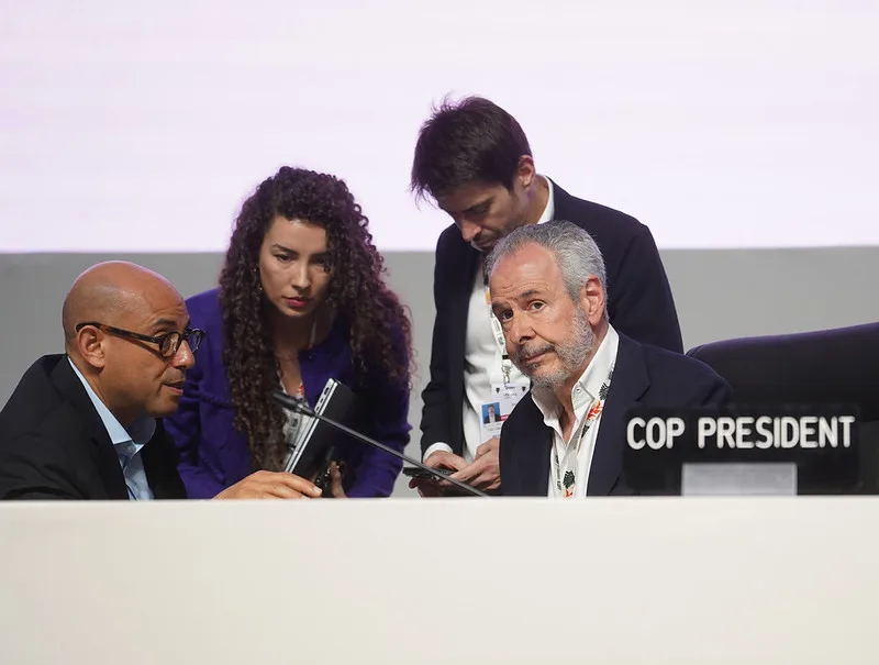 Visivelmente desconcertado, presidente da COP30 tenta diálogo com as partes