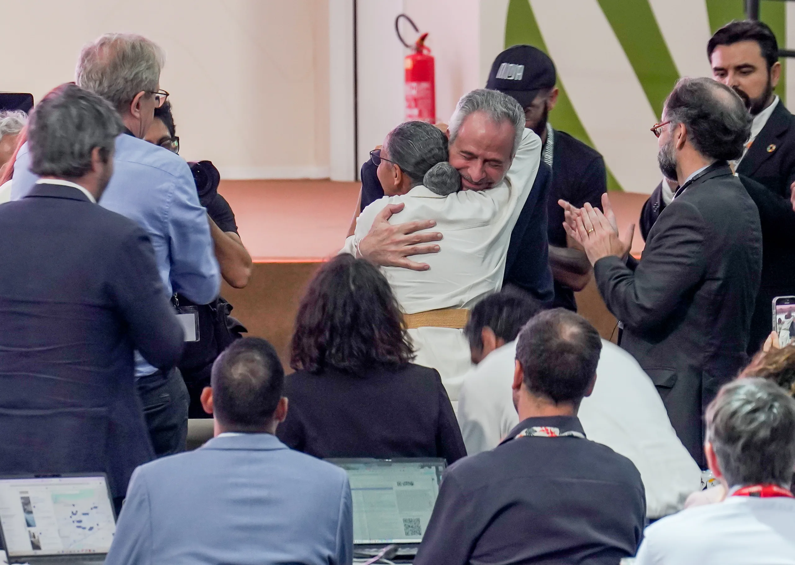 Presidente da COP, André Corrêa do Lago, abraça ministra Marina Silva no encerramento da COP30