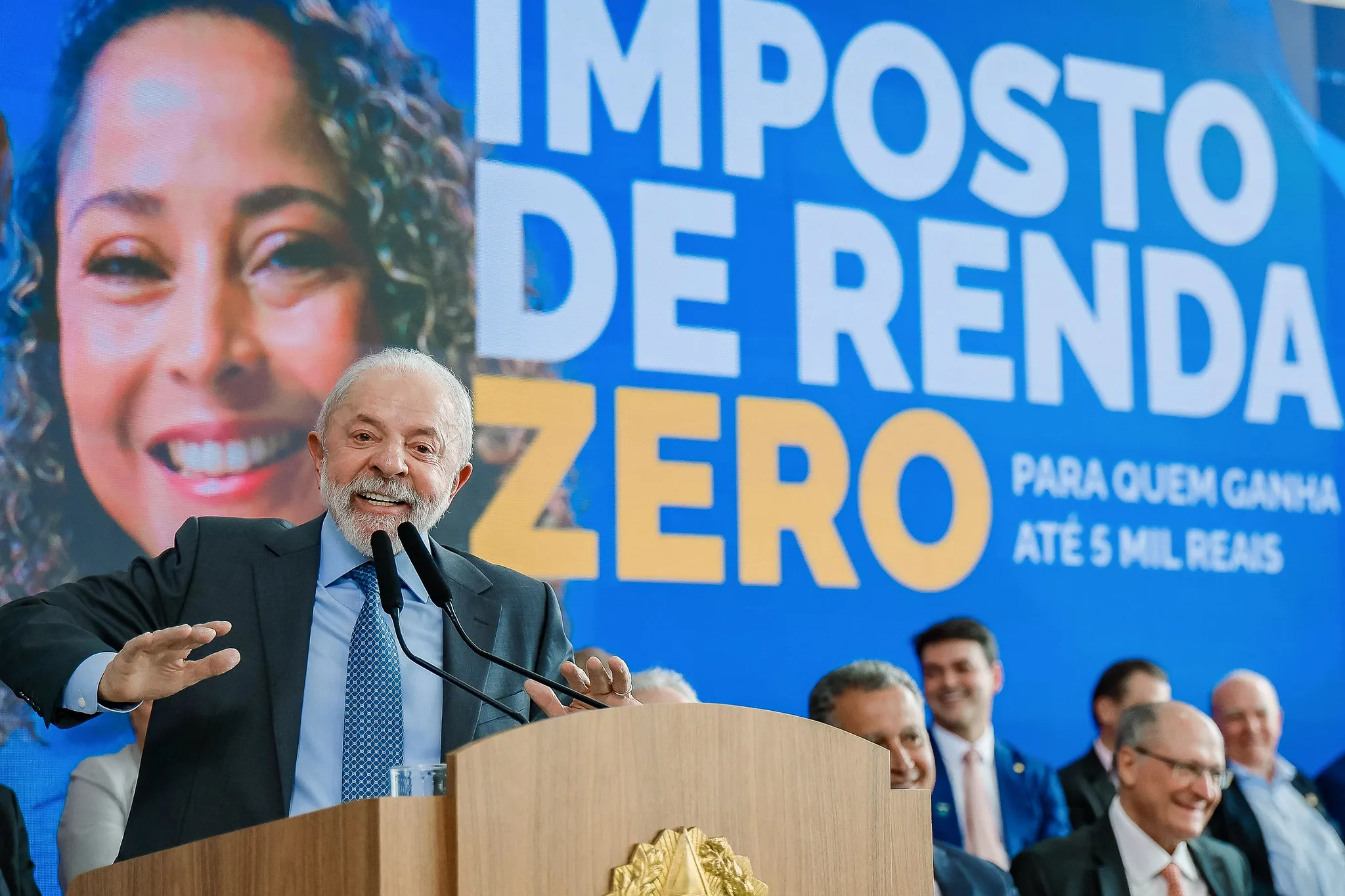 Presidente Lula durante cerimônia no Planalto para sanção da lei que amplia a faixa de isenção do Imposto de Renda (IR)