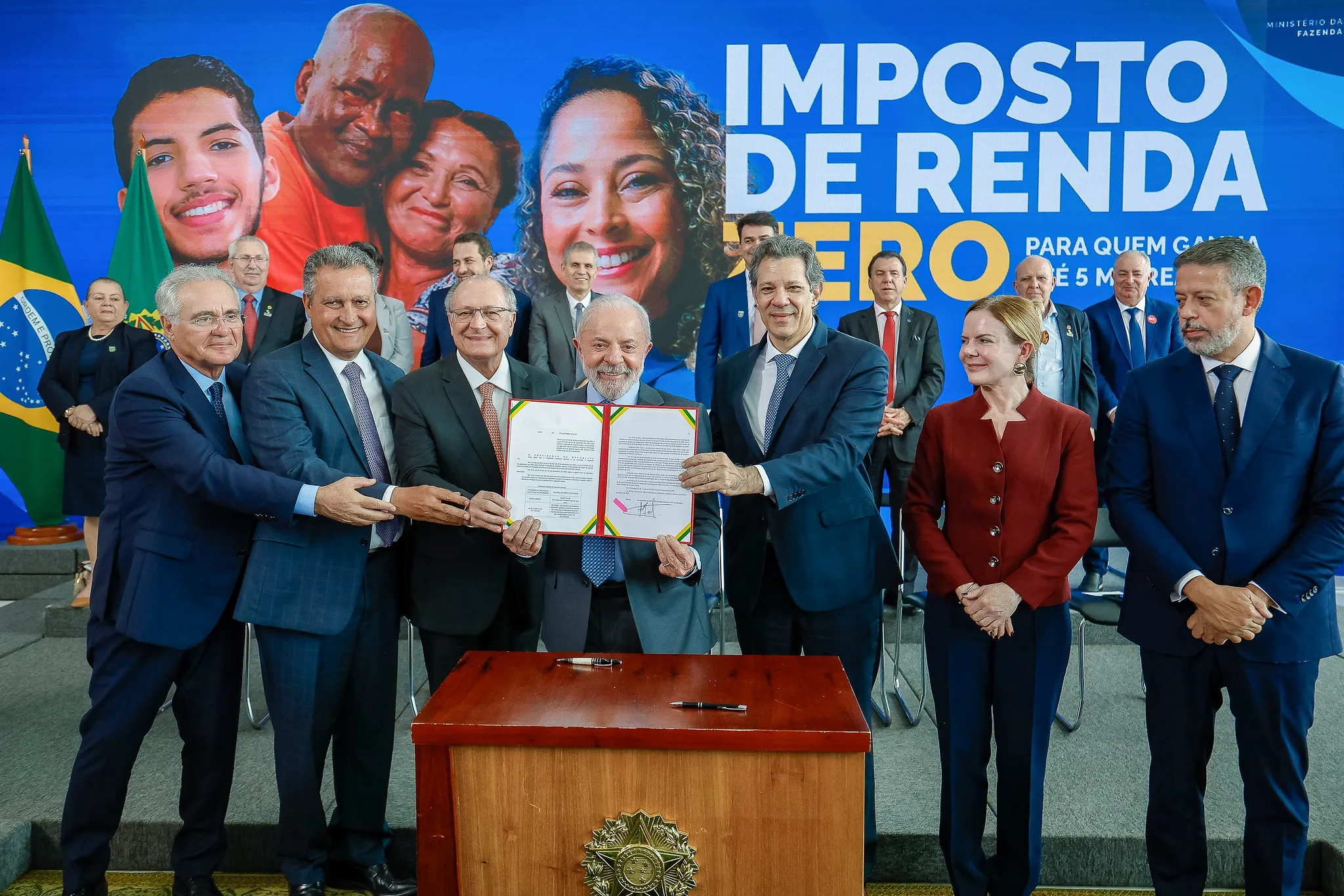 Lula sancionou as novas regras do Imposto de Renda em cerimônia nesta quarta-feira (26), no Palácio do Planalto.