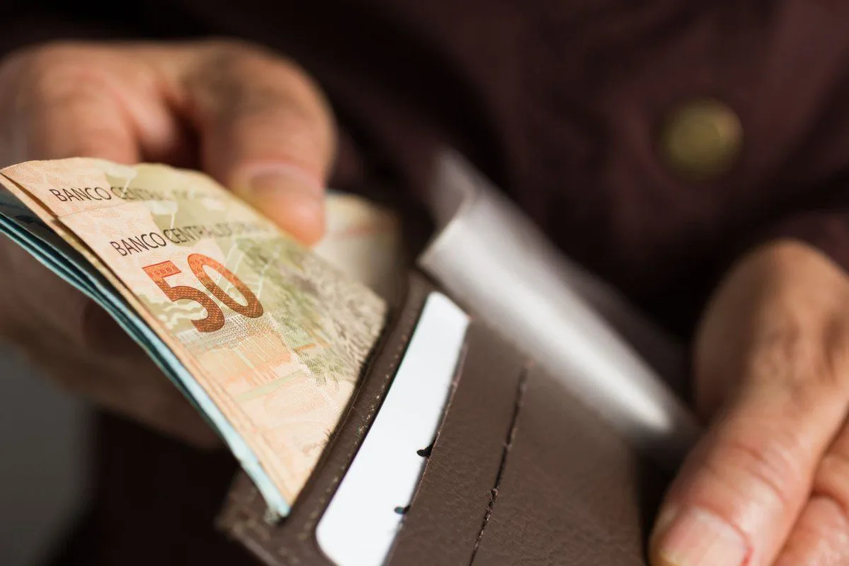 O 13º deve chegar ao bolso de 10,2 milhões de mineiros, o que representa 10,7% dos trabalhadores e beneficiários que receberão o pagamento no país
