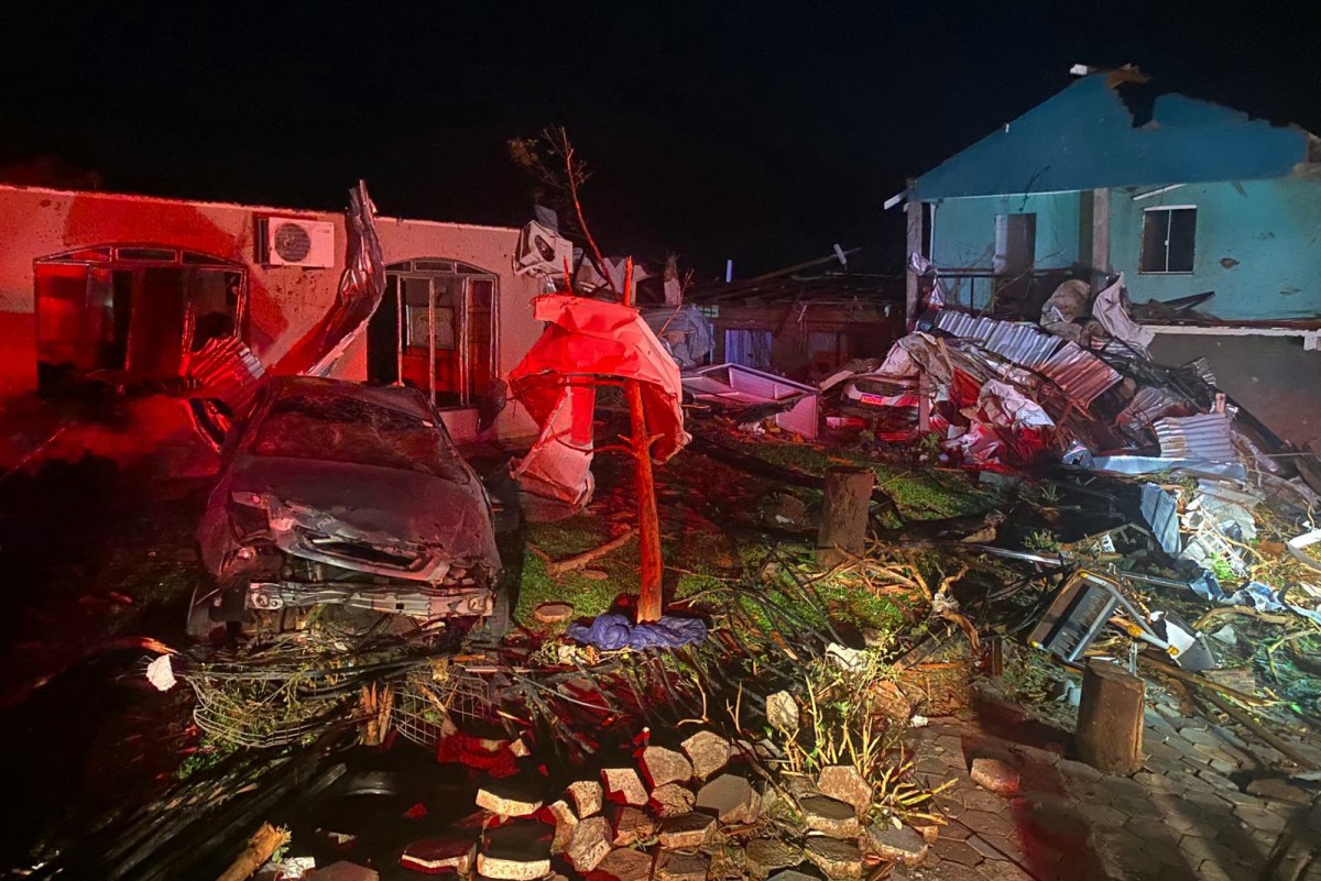 Ciclone causa destruição, deixa 4 mortos e 400 feridos no Paraná