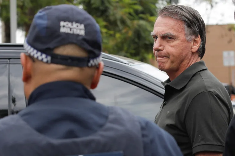 Prisão por risco de fuga enfraquece defesa de Bolsonaro e pode levá-lo a cumprir pena na PF