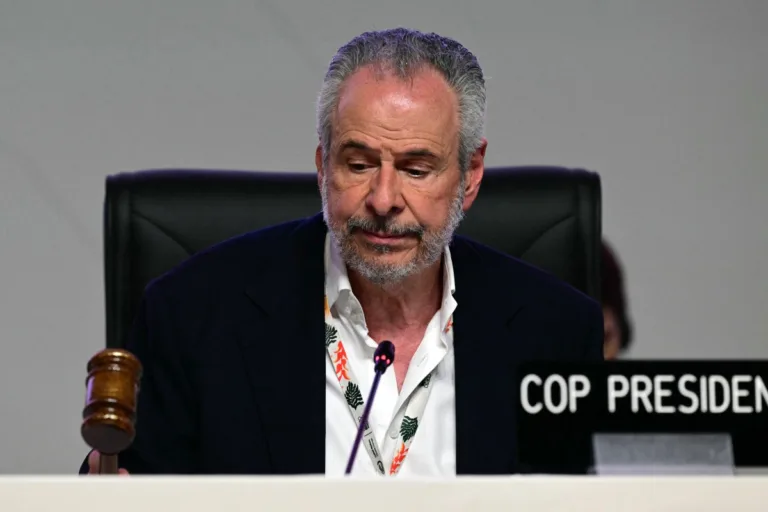 Acordo da COP30 ignora combustíveis fósseis e prevê triplicar financiamento climático