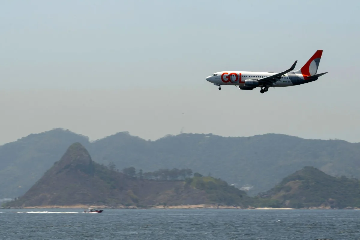 Avião da Gol sobre a baía da Guanabara: empresa brasileira foi uma das que cancelaram voos da Venezuela