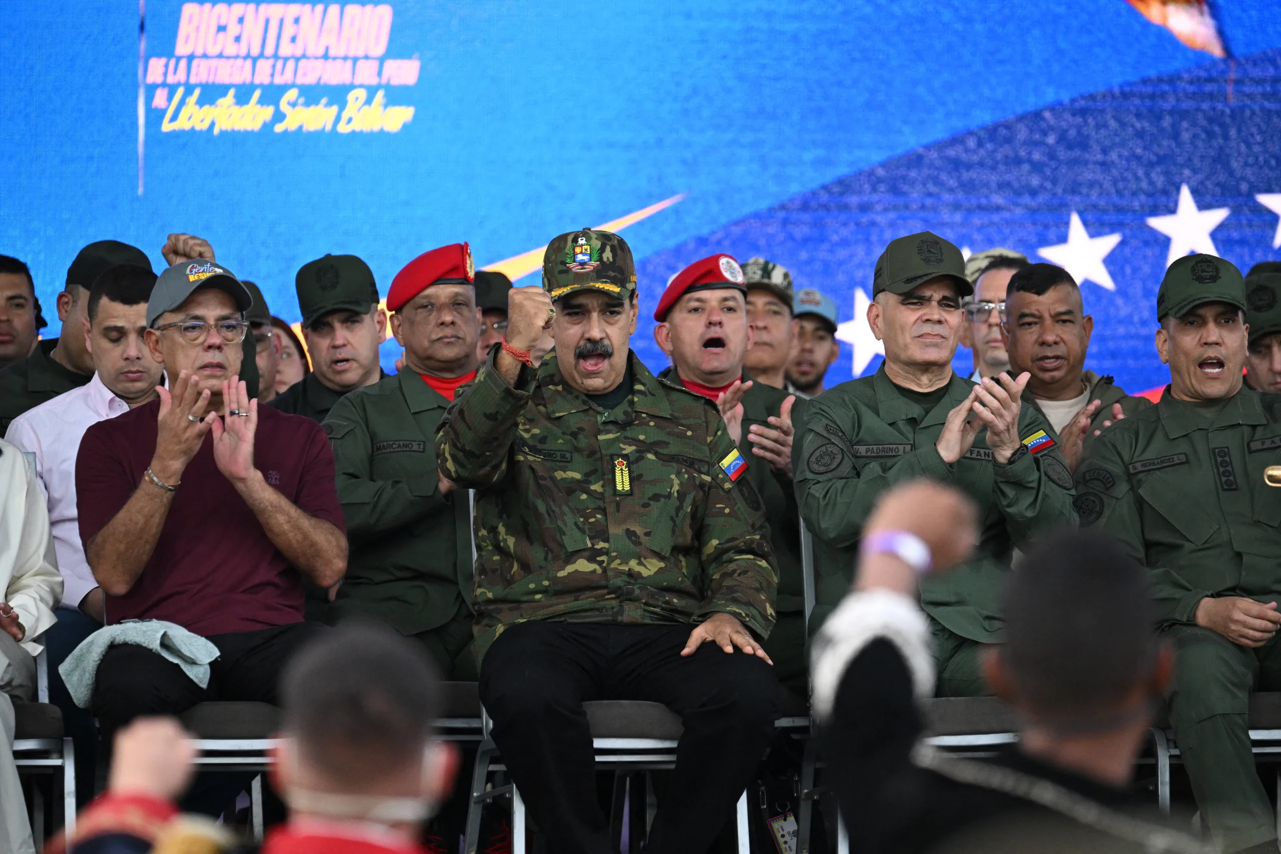 O presidente venezuelano Nicolas Maduro ao meio e o ministro da Defesa Vladimir Padrino López à direita