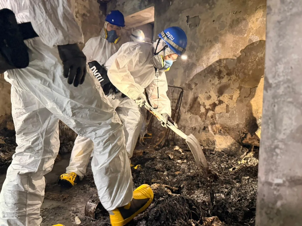 Policiais trabalham para identificar vítimas após incêndio em Hong Kong