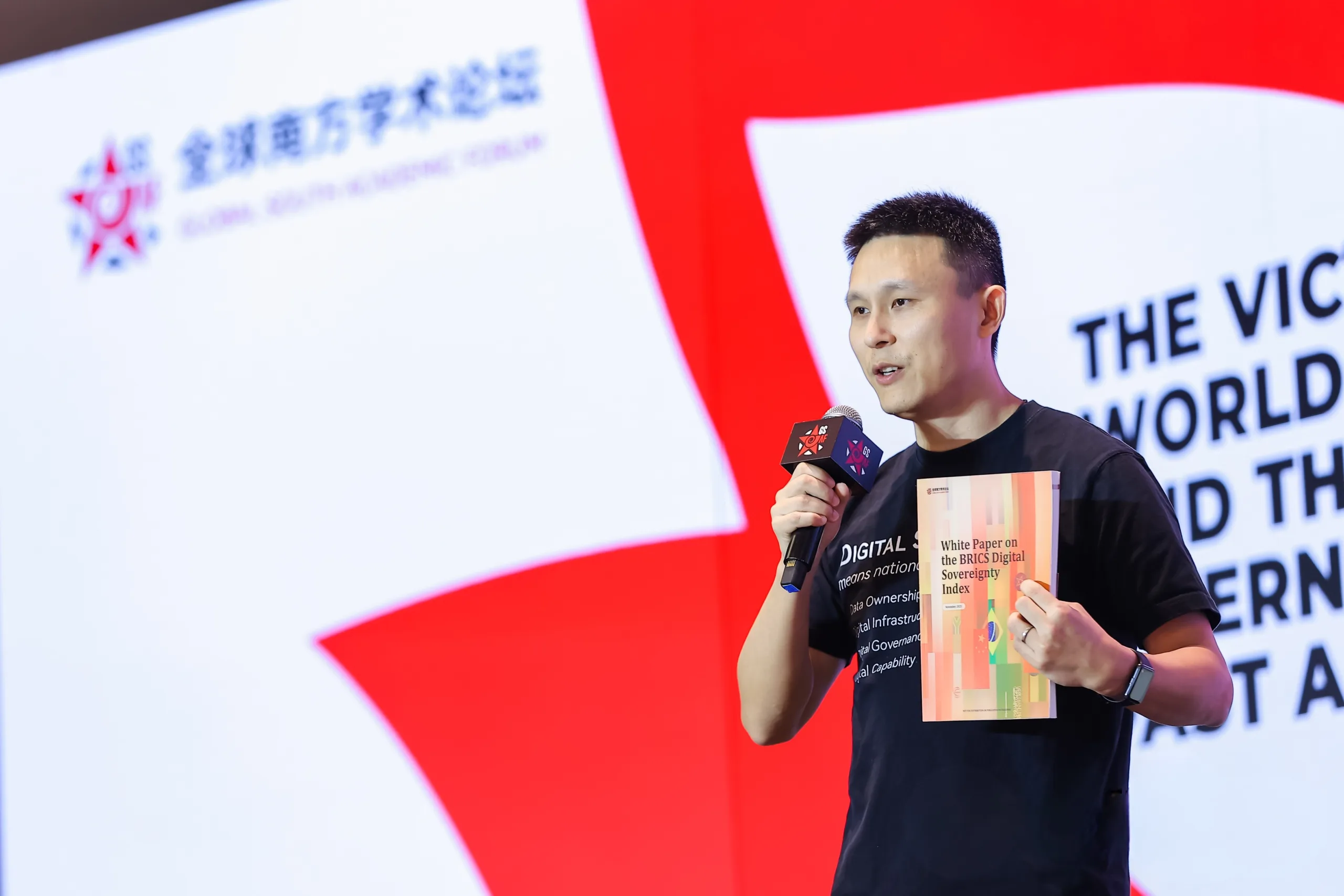 Xiong Jie, secretário-geral do Fórum Acadêmico do Sul Global, no pódio durante o evento anual da organização em Xangai