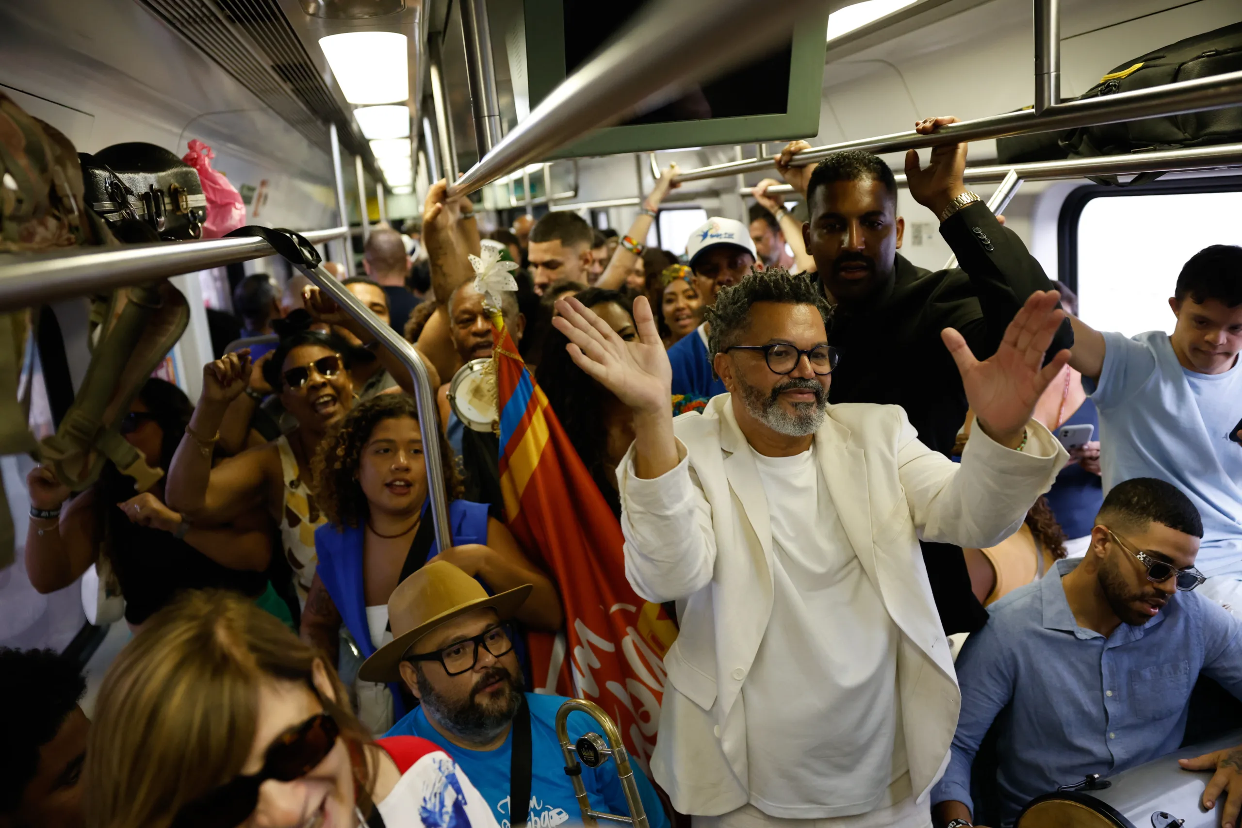 O Trem do Samba embala o público nos vagões da estação Central do Brasil até Owasldo Cruz, no subúrbio carioca