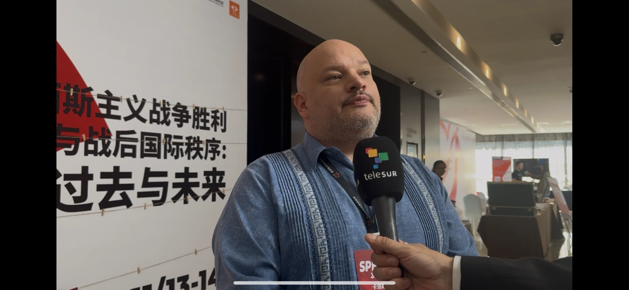 Carlos Ron fala no painel em Xangai durante o 3º Fórum Acadêmico do Sul Global, que reuniu mais de 200 pesquisadores de seis continentes para discutir a ordem internacional pós-Guerra Mundial Antifascista e os desafios do Sul Global