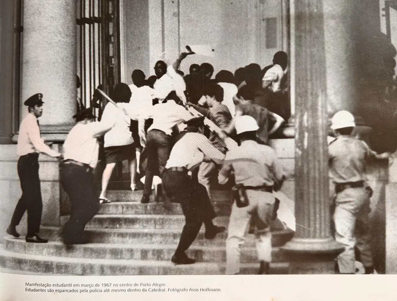 Estudantes espancados na Catedral Metropolitana de Porto Alegre