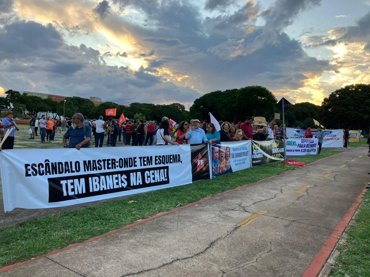 Ato em Brasília pauta escândalo do Banco Master