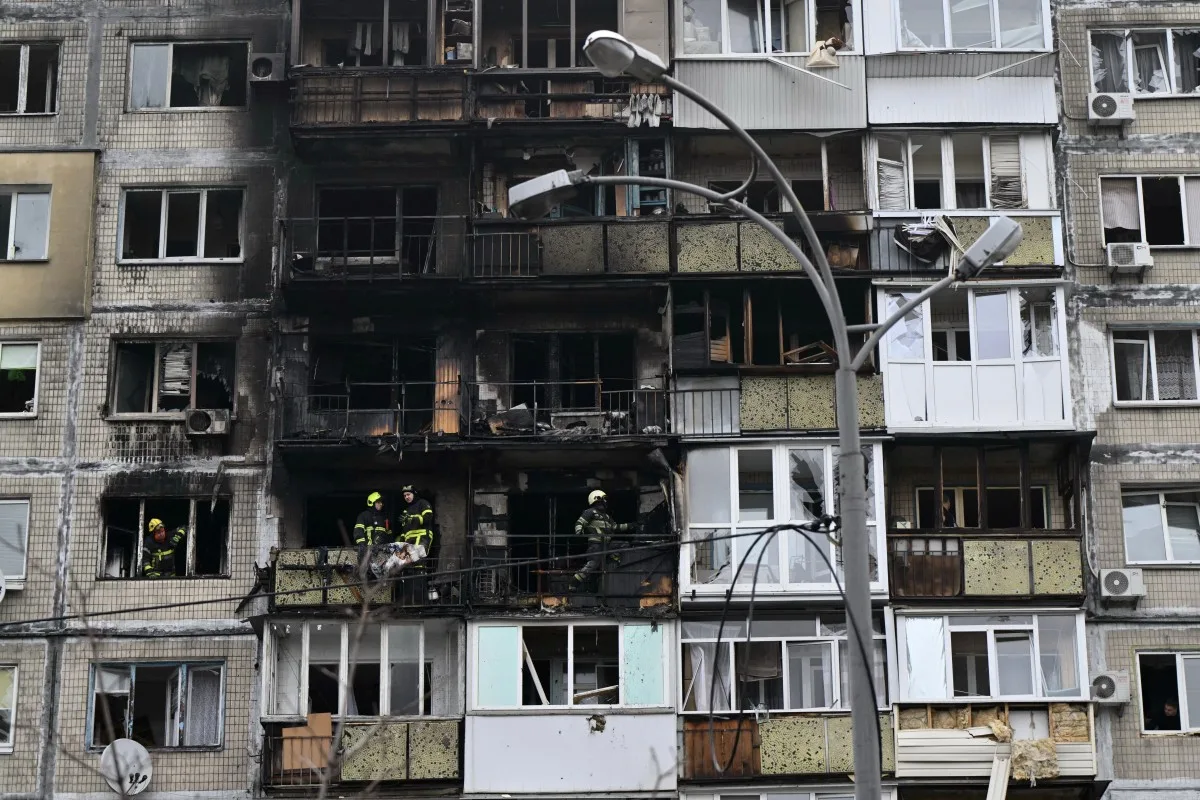 Bombeiros trabalham em prédio residencial que sofreu ataque em Kiev, na Ucânia