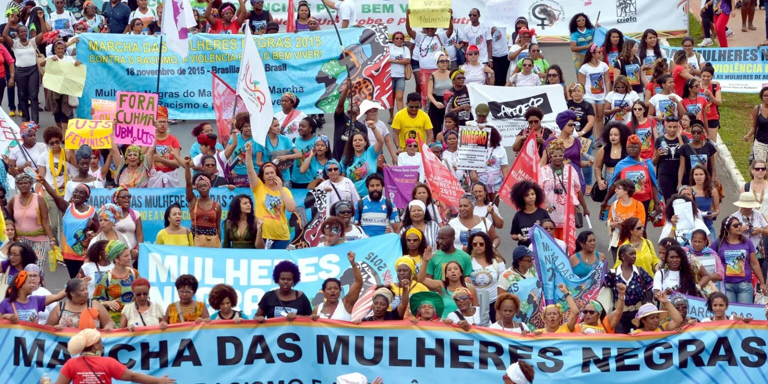 mulheres em marcha, com cartazes na primeira marcha das mulheres negras em 2015.
