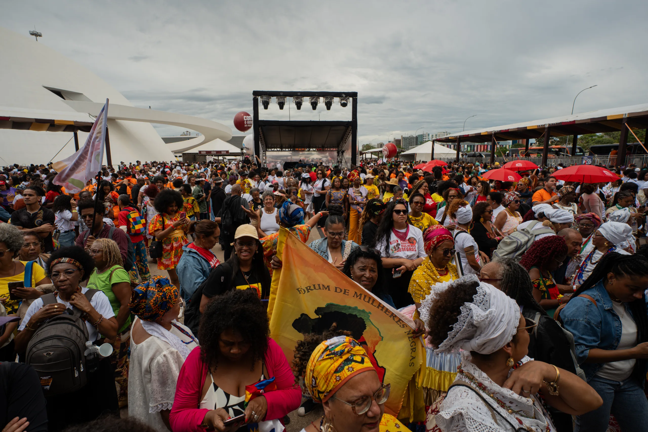manifestação com museu nacional ao fundo.