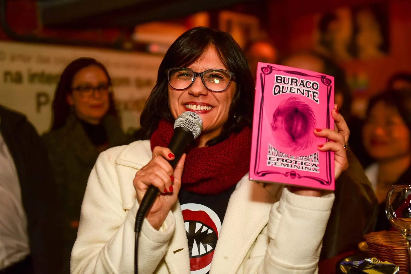 Organizadora Marina Ruivo no lançamento do livro em SP