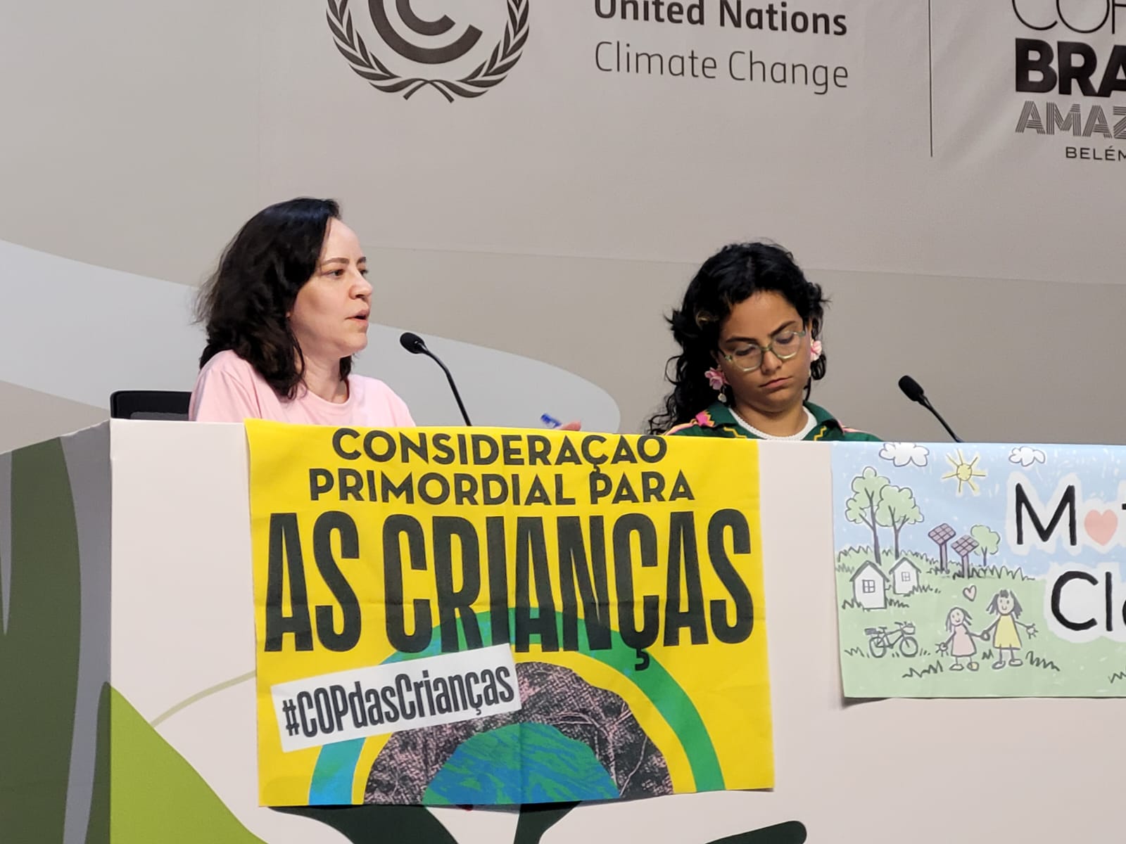 Mariana Menezes (esq.) e Catarina Nefertari na mesa sobre mães e crianças na COP30