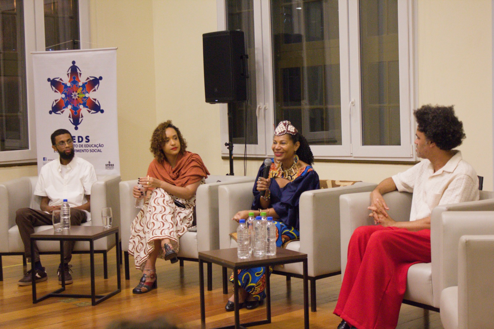 ‘A memória da África está em nosso sangue’, diz rainha cangolesa, em conferência na Ufrgs