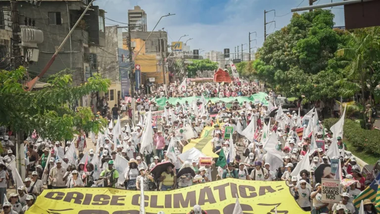 Marcha Global pelo Clima reúne 70 mil em Belém por justiça climática: 'A resposta somos nós'