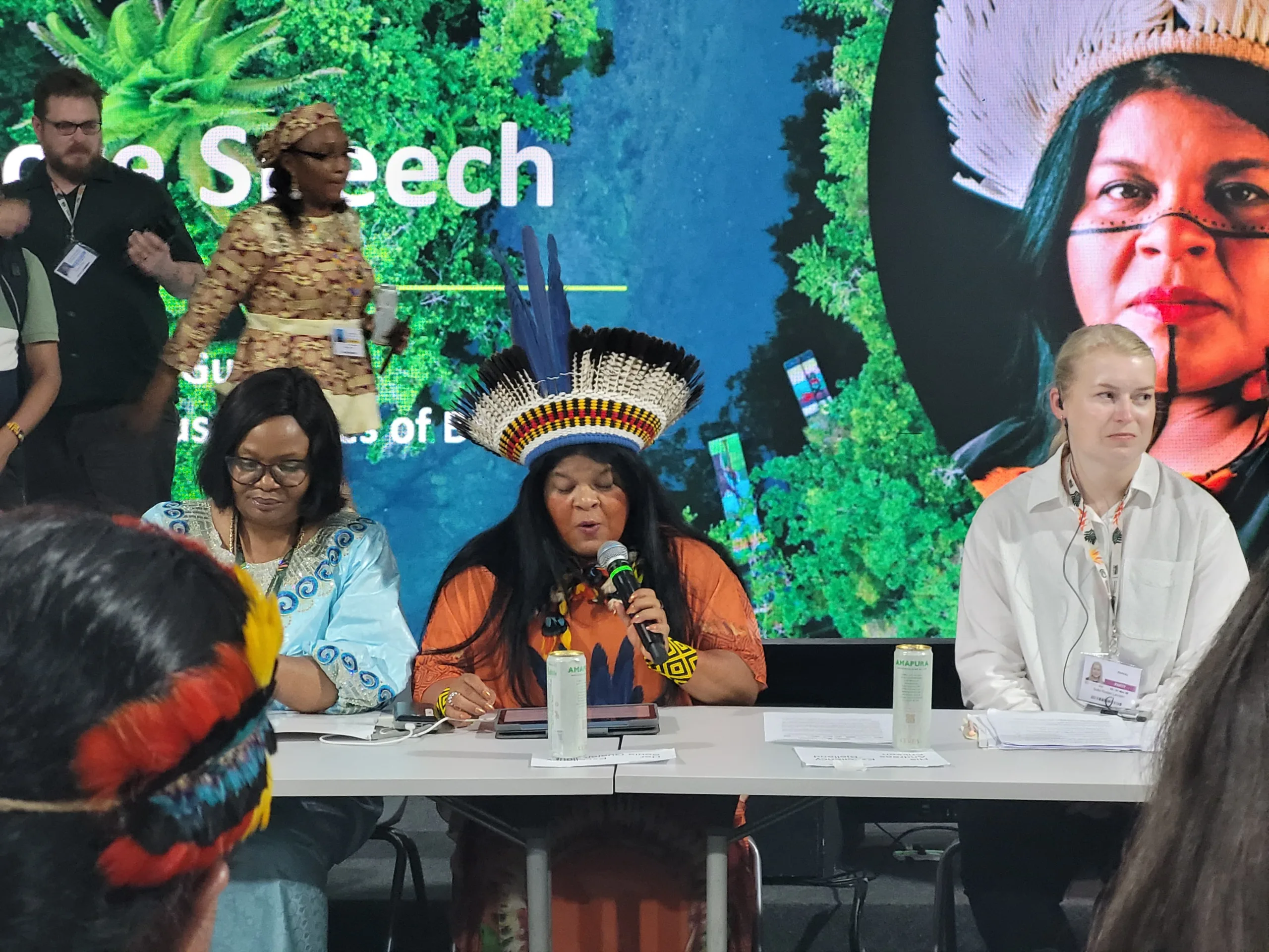 Sônia Guajajara durante anúncio da demarcação dos territórios