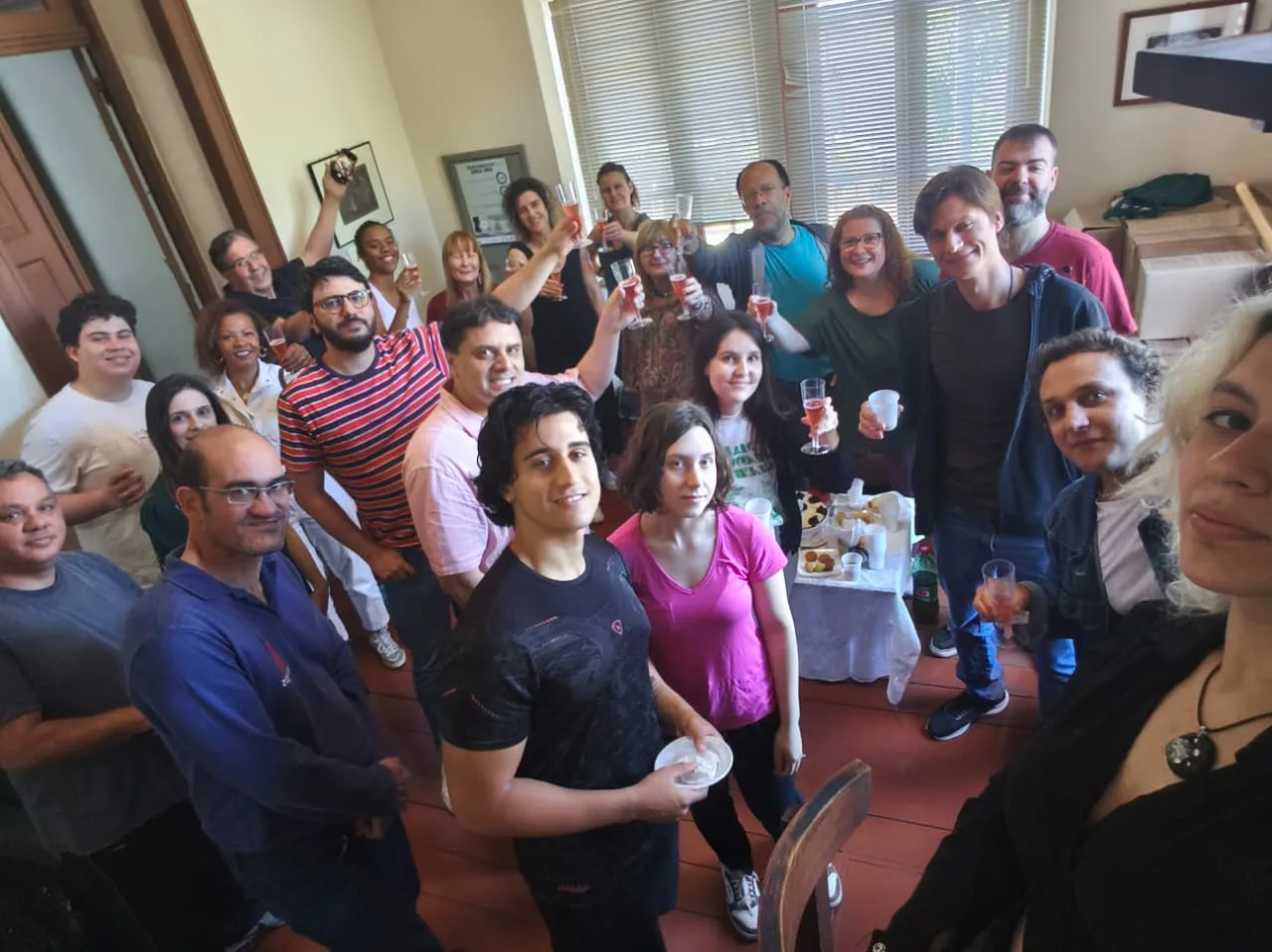 Confraternização entre funcionários, convidados, bolsistas e ex-bolsistas que passaram por lá ao longo de quase sete décadas de transmissão quase ininterrupta
