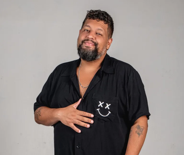 ‘Acho piada minha mais engraçada do que a de um conservador’, diz comediante Matheus Buente