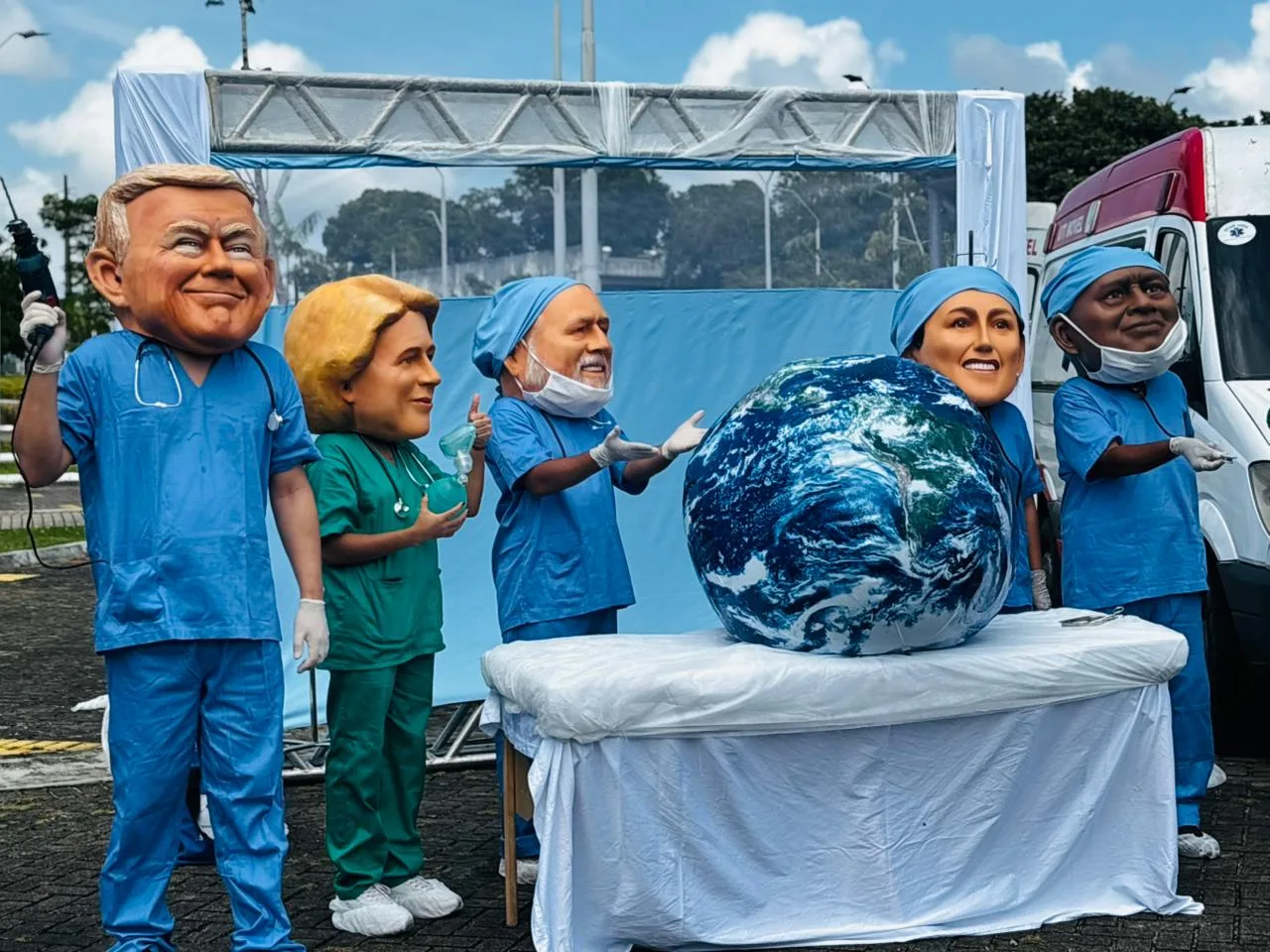 Enquanto presidente Lula aponta para a necessidade de salvar o planeta, Trump atrapalha o atendimento.