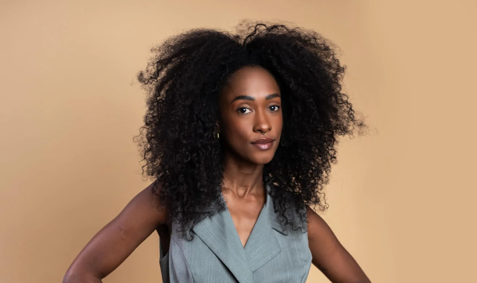 Mulher negra, Eller é formada em Química e mestre em Ensino da Ciência Ambiental pela Universidade de São Paulo (USP)