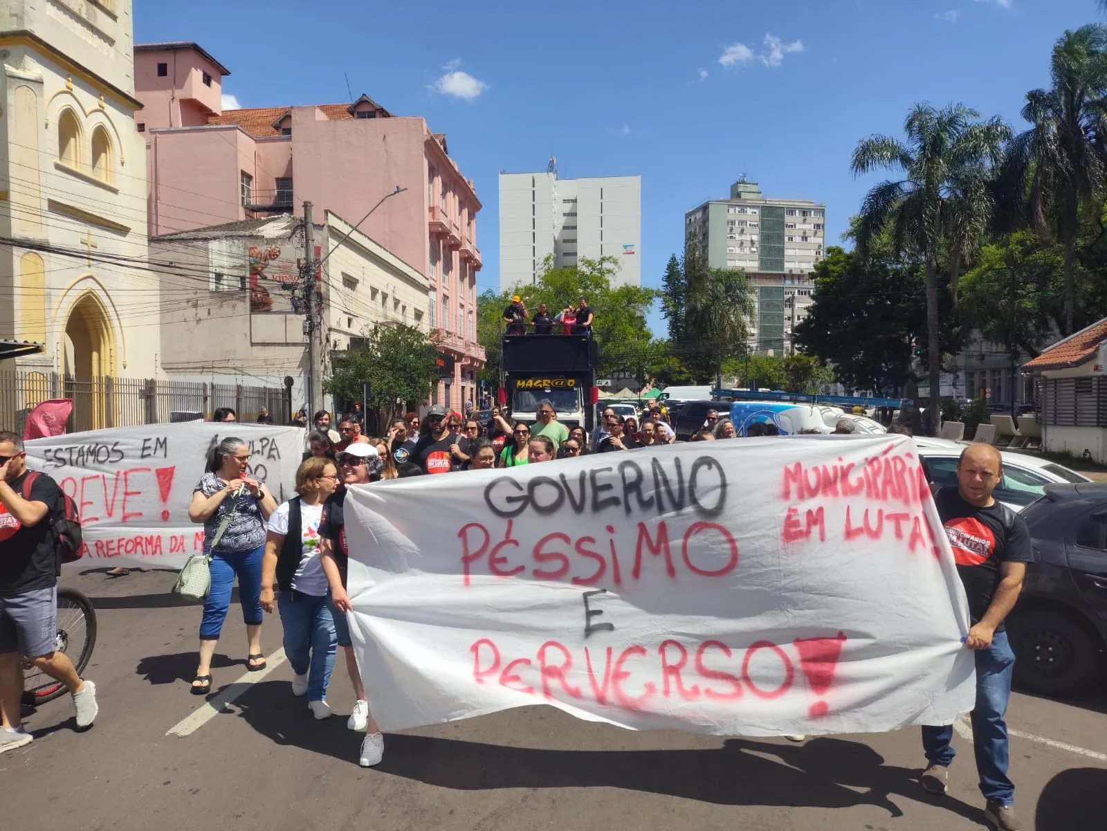 Movimento grevista realizou caminhada pelas ruas da cidade nesta terça-feira (25)