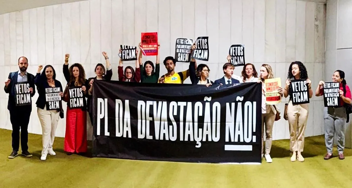Ambientalstas protestam no Salão Verde da Câmara contra PL da Devastação