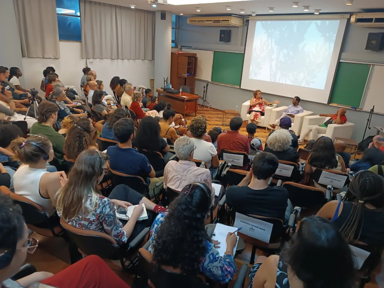 Ao discutir as violências contemporâneas, Mendés-France situou o caso palestino como continuidade direta do colonialismo e do capitalismo mundial