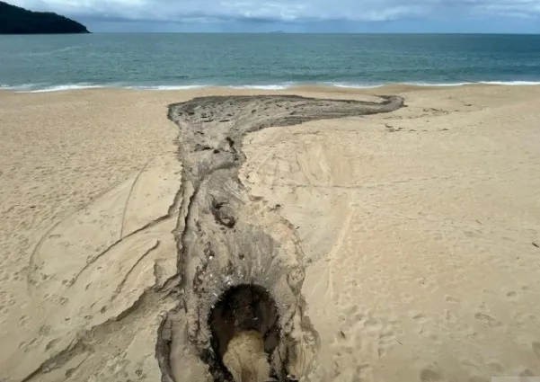 Extravasamento de esgoto na praia de Boiçucanga foi flagrado por moradores na última quinta-feira (25)