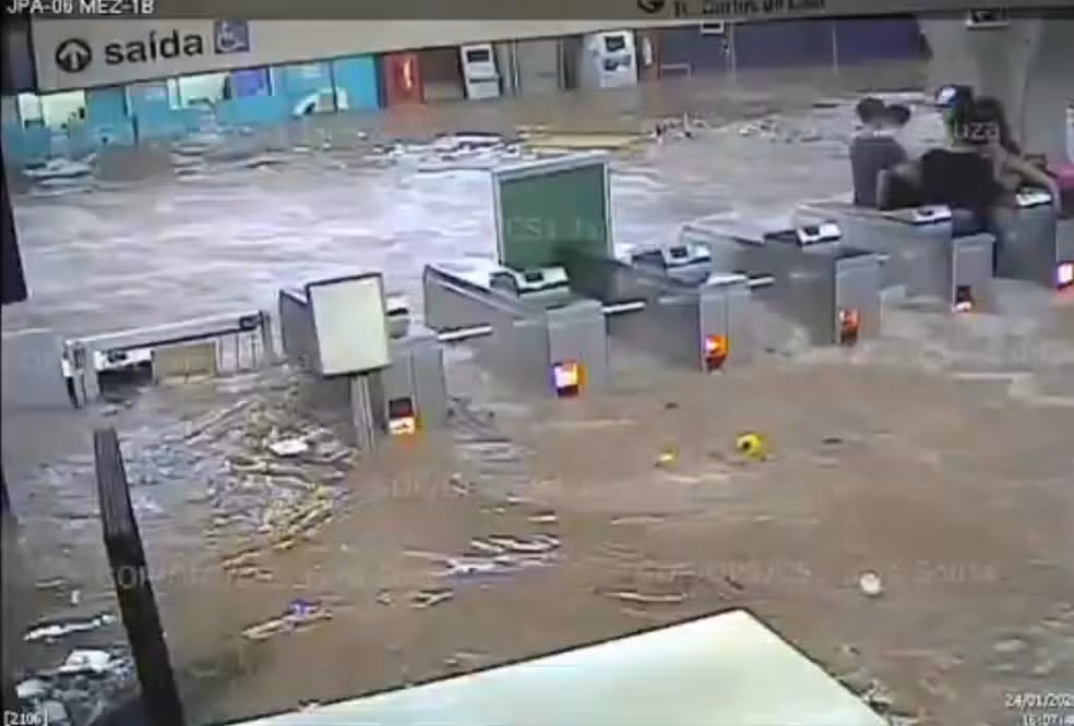 Estação de metrô alagada em São Paulo